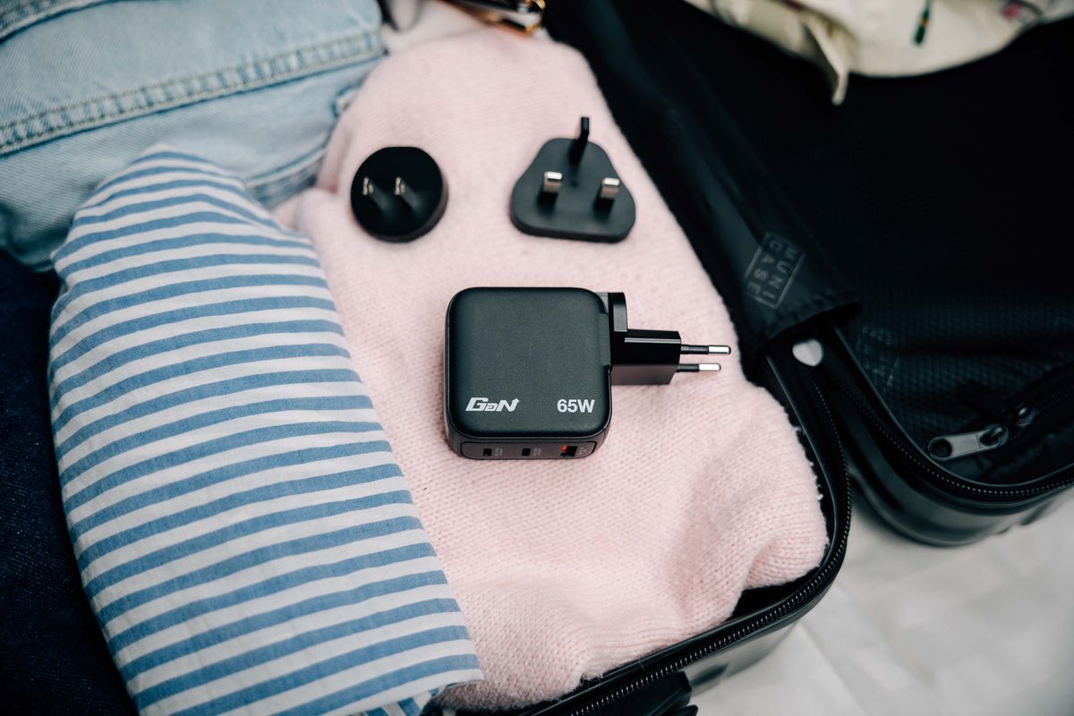 Verbatim Mini GaN Charger 65W Display