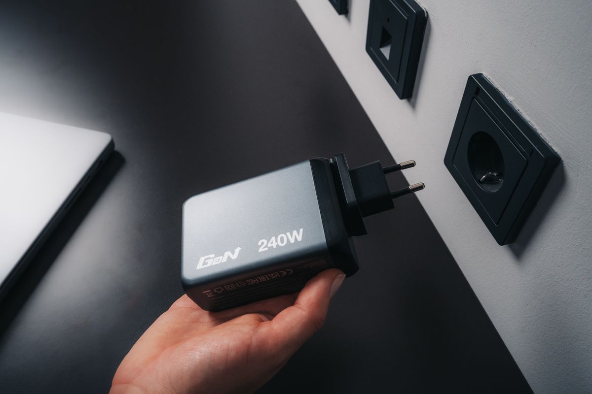 Verbatim GaN 4 Port Charger 240W