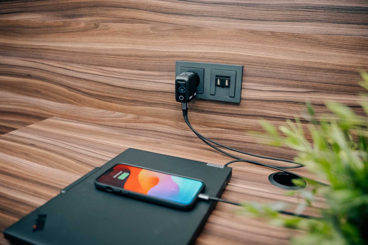 Verbatim Mini GaN Charger 65W Display